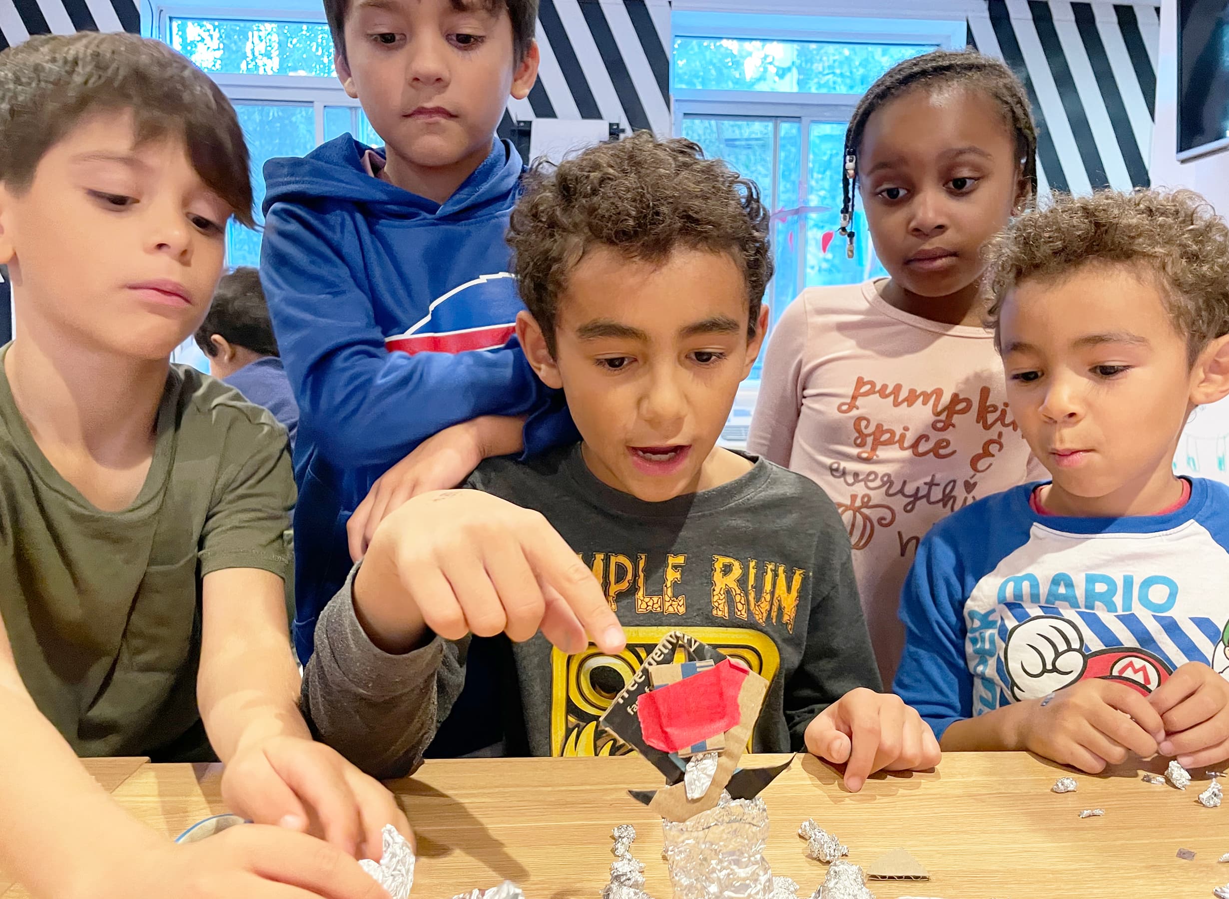 Kids doing sculpture at PLAYDAY